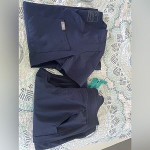 Figs scrub set, navy FREEx; like new condition